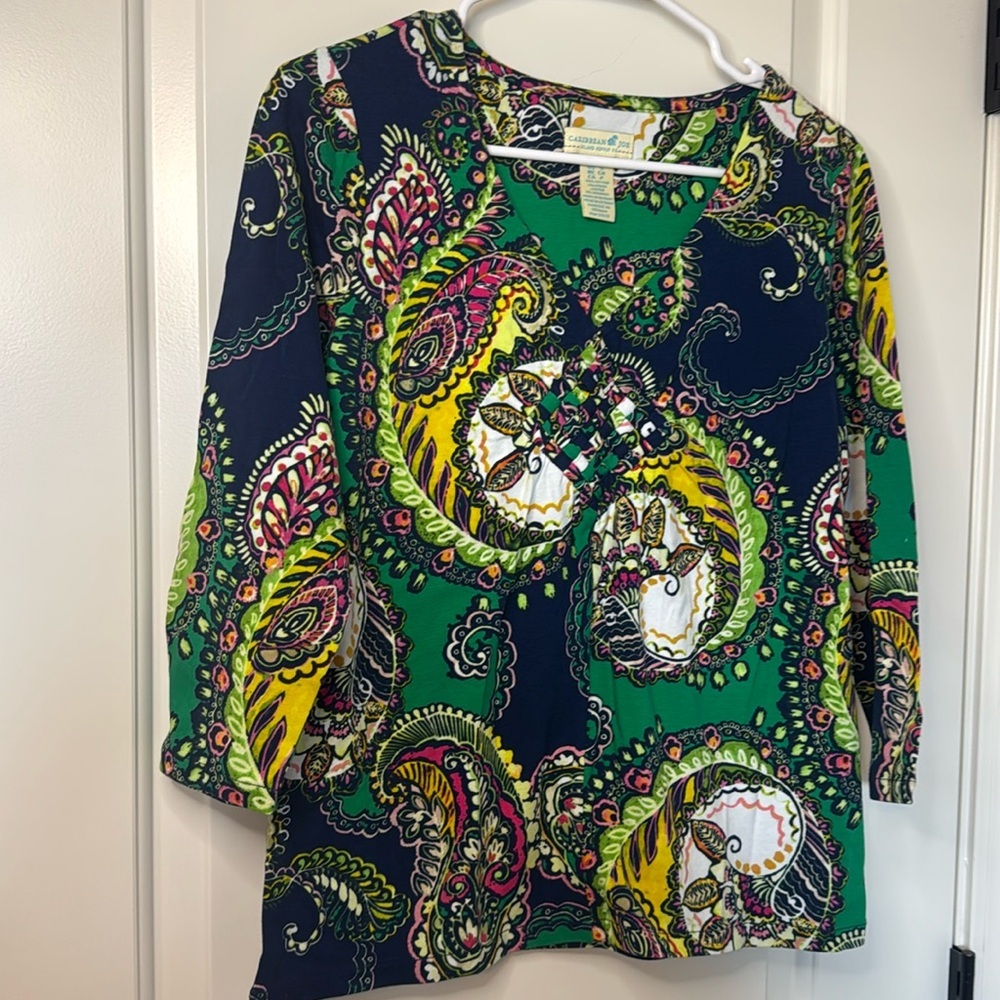 Caribbean Joe Top Women's size small Colorful Paisley VNeck quarter sleeve